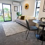 2 Bed Central Addington W/Park