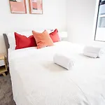 Sunny Townhouse Central City 2 Bedroom