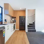 Stylish Townhouse With Hot Tub