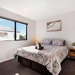 Stylish Townhouse With Hot Tub