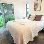 2 Bedrooms Overlooking Park - Exquisite Views