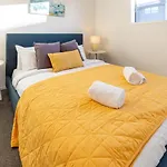 Urban Park Escape 2 Bed 2 Bath W/Carpark