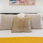 Chic Cbd Townhouse 2 Bed 2 Bath