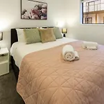 Chic Cbd Townhouse 2 Bed 2 Bath