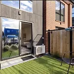 New Cozy Townhouse Near Chch Arena