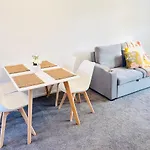 New Cozy Townhouse Near Chch Arena