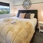 Downtown Delight 2 Bed 1 Bath - Single Garage