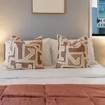 Walk To Riverside Market 4 Bed 4 Bath With Car Park