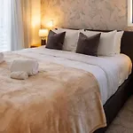 Walk To Riverside Market 4 Bed 4 Bath With Car Park