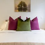 An Easy Walk To The Cbd - 2 Bed, 2 Bathroom