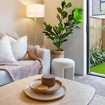 Gorgeous Getaway On Gloucester St- 1 Bed 1 Bath