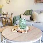 Sanctuary Close To The Beach With Sofa Bed