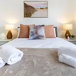 Sanctuary Close To The Beach With Sofa Bed
