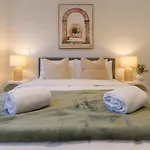 Central Sunny Perch 2 Bed 1 Bath