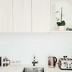 Elegant Cbd Apartment