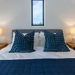 Modern, Convenient, Central: 1 Bedroom Loft
