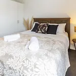 Central City Comfort: 2 Bedroom Gem W/Free Carpark