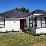 Beautiful Haven Near Airport!