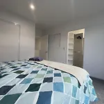 Luxury Cbd 2 Bed Near Riverside Market Free Parking!