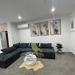 Luxury Cbd 2 Bed Near Riverside Market Free Parking!