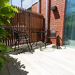 Peaceful Central City 2 Bed Pad W/Carpark