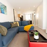 Peaceful Central City 2 Bed Pad W/Carpark