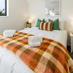 2 Bed Escape, Heart Of Riccarton W/Carpark