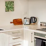 2 Bed Escape, Heart Of Riccarton W/Carpark