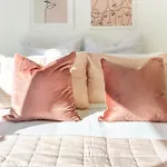 Modern 2 Bed, Hagley Park, Riverside Market