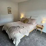 Cbd Luxury 2 Bedroom Retreat