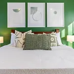 Gorgeous In Green - 2 Bed Central Oasis W/King Bed
