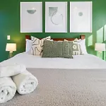 Gorgeous In Green - 2 Bed Central Oasis W/King Bed