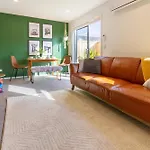Gorgeous In Green - 2 Bed Central Oasis W/King Bed