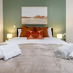 Chic 3-Br Cbd Gem In Christchurch: Prime Location