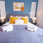 Glamorous 2 Bed Cbd Townhouse W/King Bed