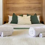 Upper Studio Perfection: 8 Wilmer St. Gem