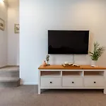 Central 2Br Townhouse With Free Carpark