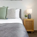 2Br Townhouse: Cosy, Close To City, Car Park