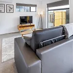 2Br Townhouse: Cosy, Close To City, Car Park