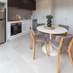 2Br Townhouse: Cosy, Close To City, Car Park