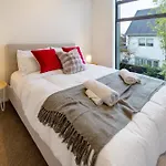 Stylish 3 Bedroom Home In Prime City With Garage