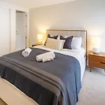 Stylish 3 Bedroom Home In Prime City With Garage