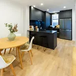 Stylish 3 Bedroom Home In Prime City With Garage
