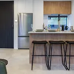 Merivale Gem: 2Br Townhouse Oasis