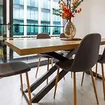 Luxury Living: 2-Bedroom Retreat In Christchurch