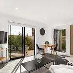Chic City Living 1 Bdrm Sunny Warm Close Cbd