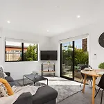 Chic City Living 1 Bdrm Sunny Warm Close Cbd