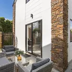 Chic City Living 1 Bdrm Sunny Warm Close Cbd
