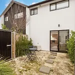 Light & Spacious 2Bdrm Townhouse Off Street Park