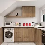 Light & Spacious 2Bdrm Townhouse Off Street Park